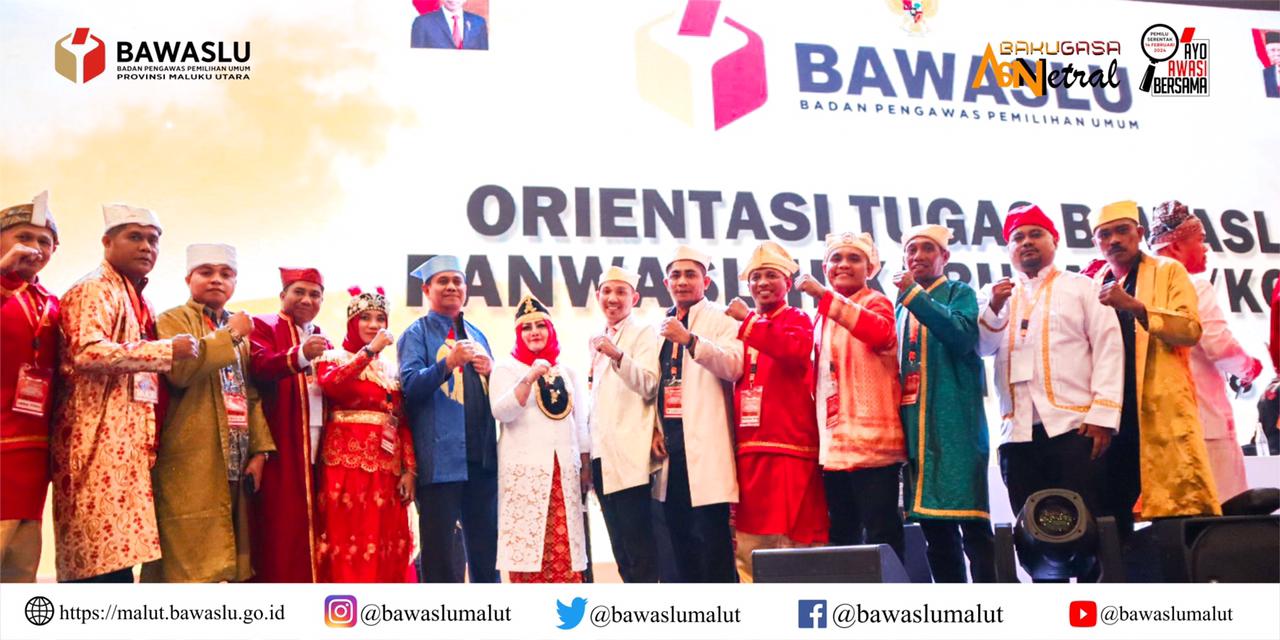 Gunakan Pakaian Adat, 1.912 Anggota Bawaslu Kabupaten/Kota Dilantik